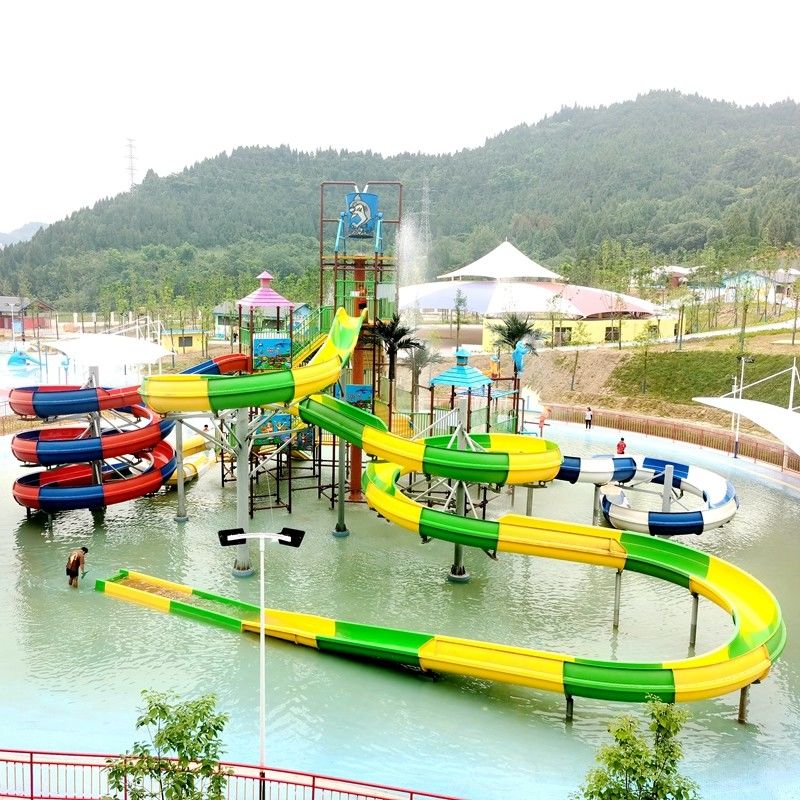 Taman bermain air luar serat kaca yang ramah keluarga dengan slide air untuk semua usia