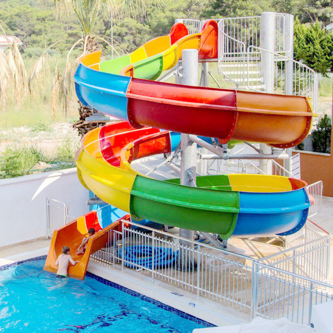 Slide kolam renang serat kaca yang menarik dengan gagang pengaman semprotan air untuk 1-2 orang