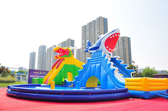 Kolam renang besar kembung kolam renang air kembung berenang dengan slide kembung komersial air slide untuk anak-anak dan orang dewasa