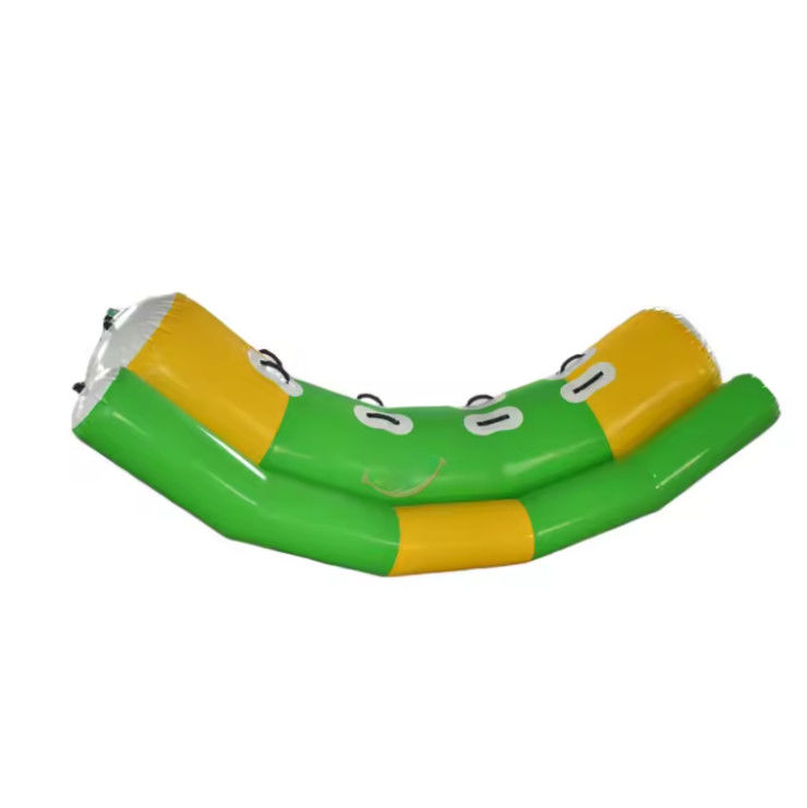 Custom Park Olahraga Air 4 Orang Ikan Terbang Inflatable Pisang Perahu Fun Inflatable Flying Ikan Pisang Perahu
